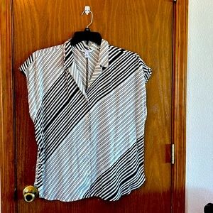 Nine West sleeveless button front blouse with collar.